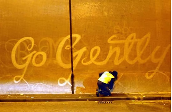 Alexandre Orion fait des Graffitis inversés 5