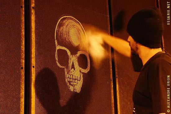 Alexandre Orion fait des Graffitis inversés 1