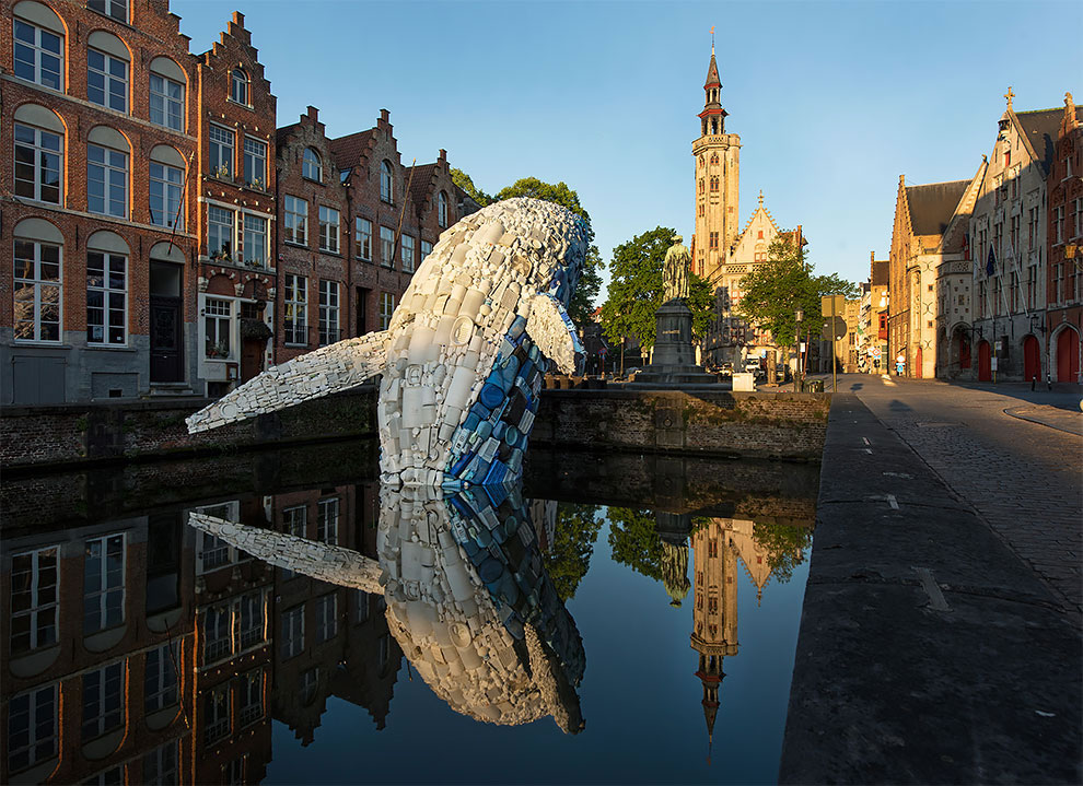 [StreetArt] Une baleine géante à Bruges avec des déchets 2