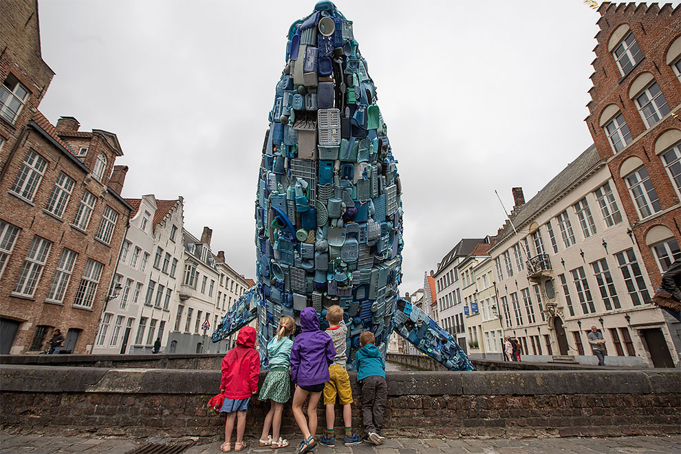 [StreetArt] Une baleine géante à Bruges avec des déchets 5