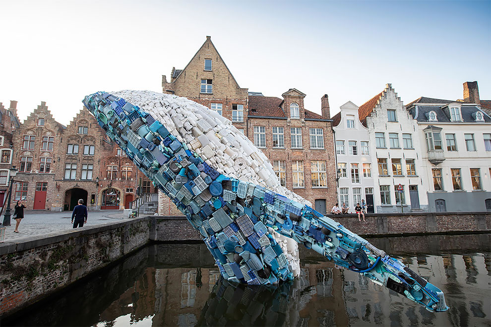 [StreetArt] Une baleine géante à Bruges avec des déchets 6