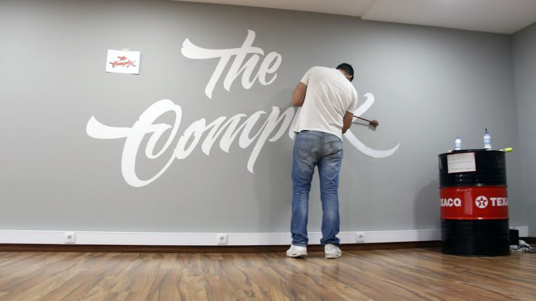 Vidéo d’un superbe Lettering Mural (Wall Painting)