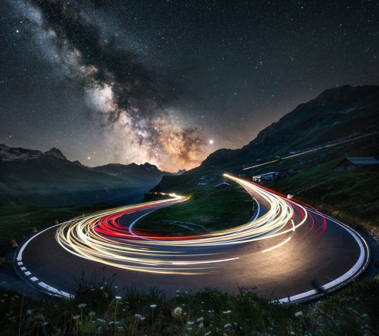 Un photographe capture la beauté du ciel de jour et de nuit