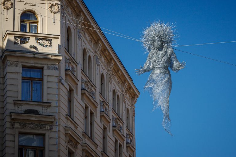 Une sculpture en fil de fer dédiée aux mères ukrainiennes touchées par la guerre à Prague