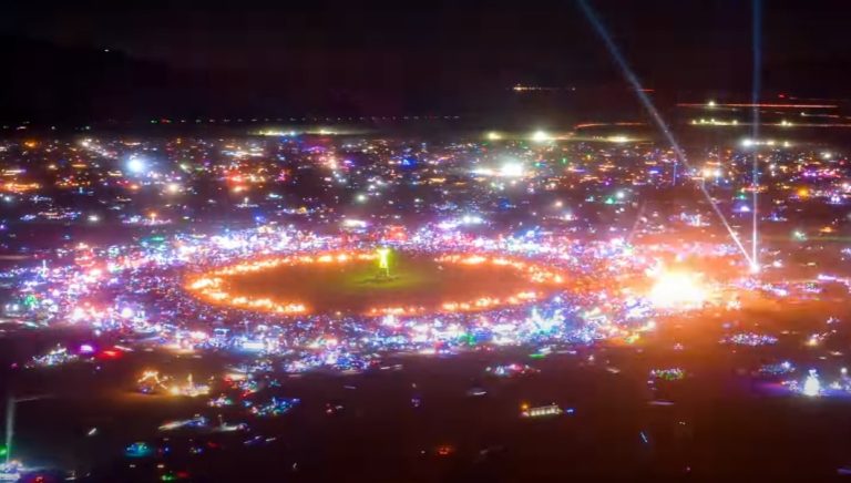 Burning Man 2022 : des jeux de lumières magnifiques