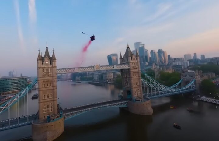 Passer à travers du London Bridge en Wingsuit 1